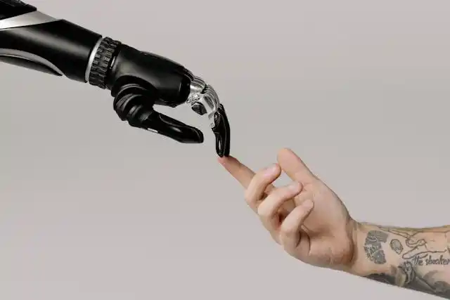 main d'un humain contre une main d'un robot de ChatGPT